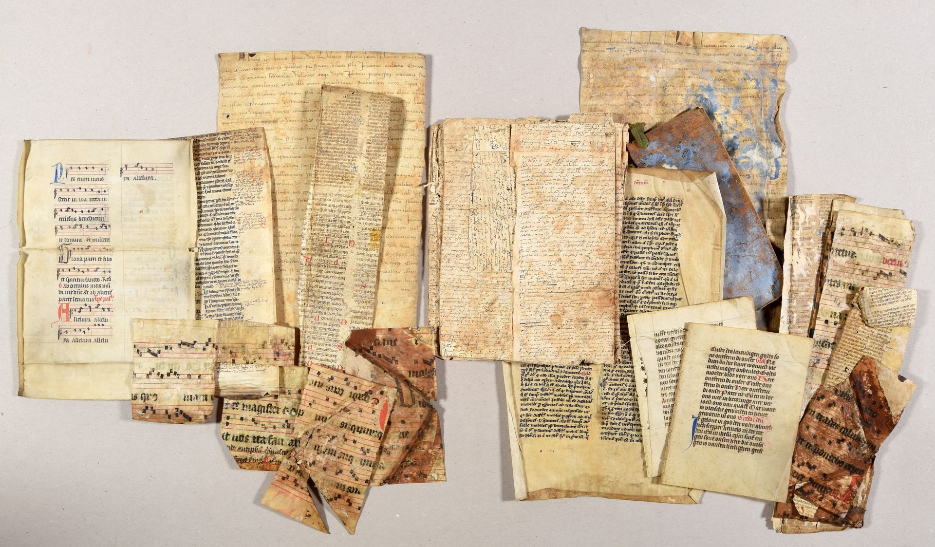 Null Colección de 19 hojas en fragmentos, desechos de encuadernación. Siglo XIV-&hellip;