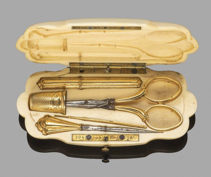 Null Sewing kit in yellow gold and steel, including a thimble, a needle case, a &hellip;