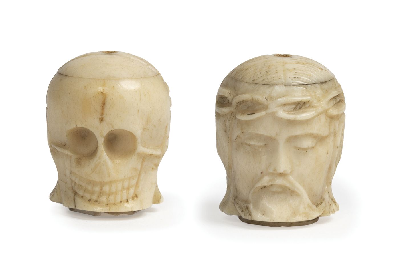 Null Perle de chapelet en ivoire sculpté représentant d’un côté le Christ portan&hellip;