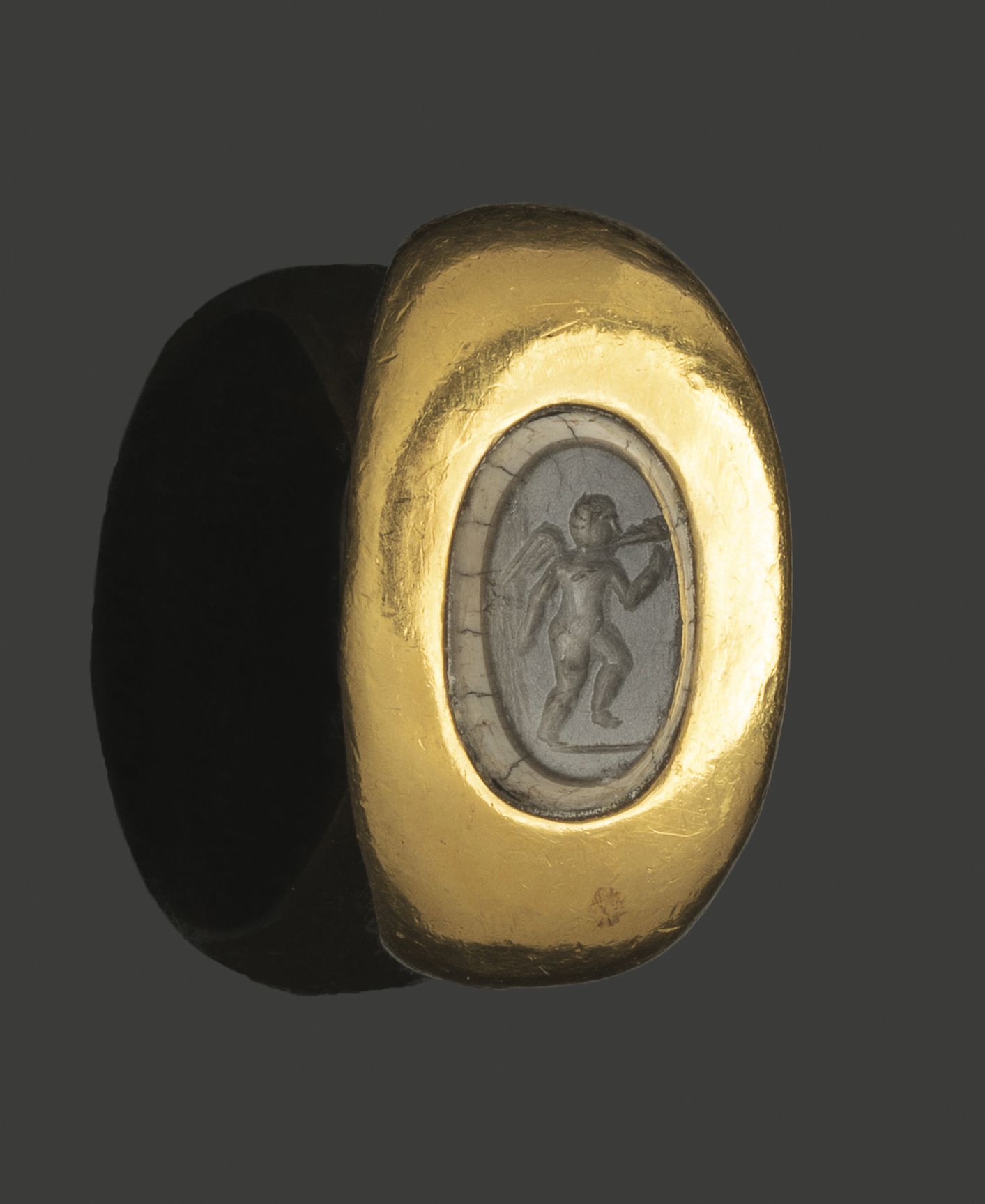 Null Bague en or jaune sertie d’une intaille en agate, gravée d’un éros vers la &hellip;