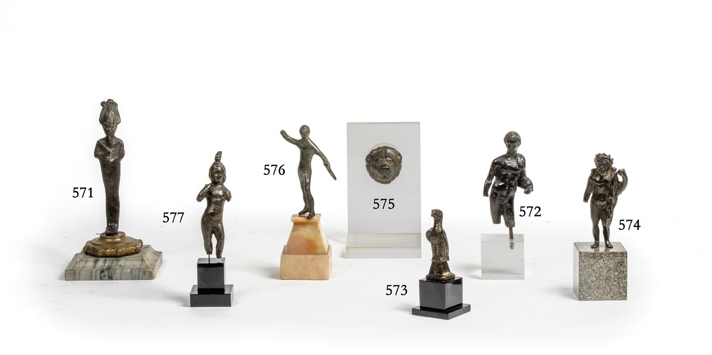 Null Statuette en bronze à patine brune représentant un Eros debout.

Art romain&hellip;