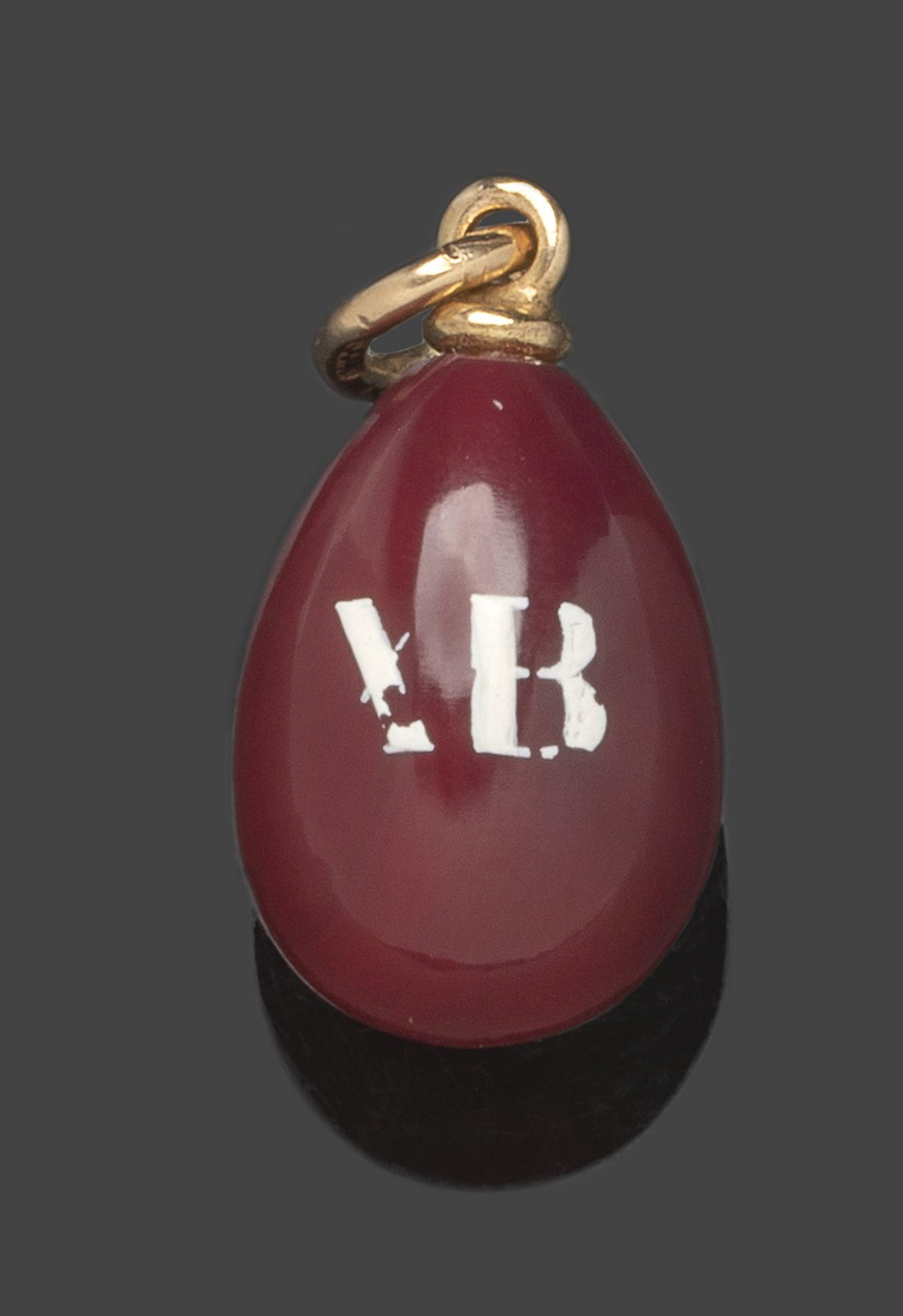 Null Pendentif œuf en jaspe rouge portant un chiffre en émail blanc (petites usu&hellip;