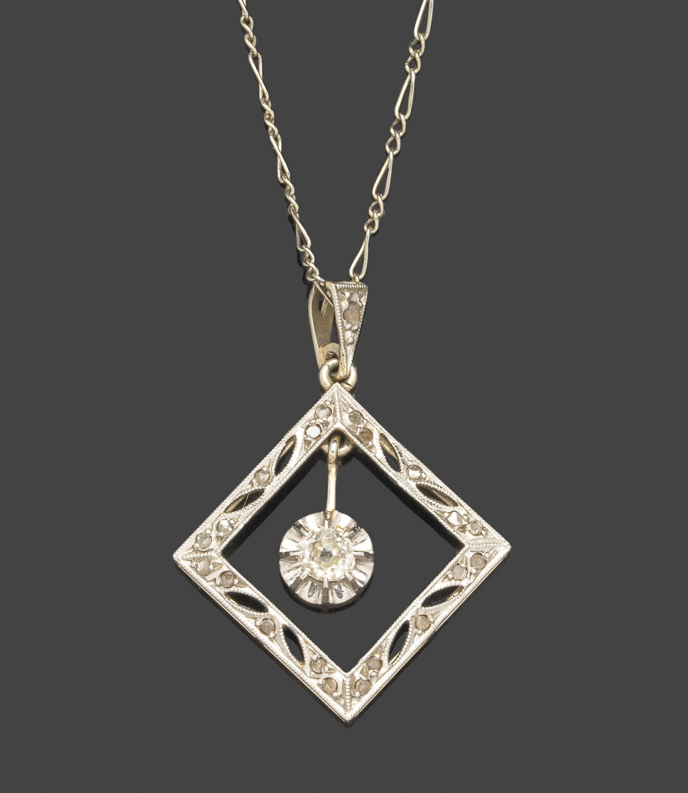 Null Pendentif en or blanc, de forme losangique centré d’un diamant mobile. (pet&hellip;