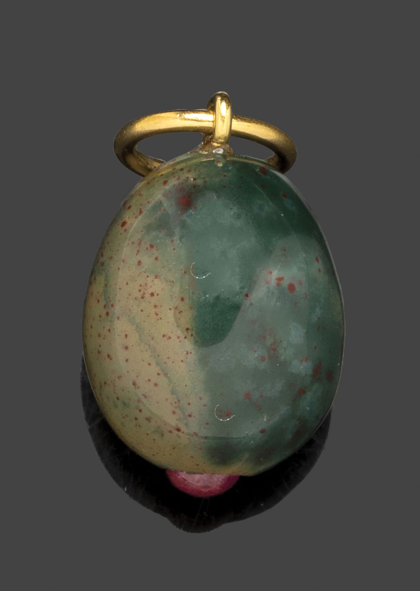 Null Pendentif œuf en jaspe verte ornée d’une cabochon de pierre rouge.

Travail&hellip;