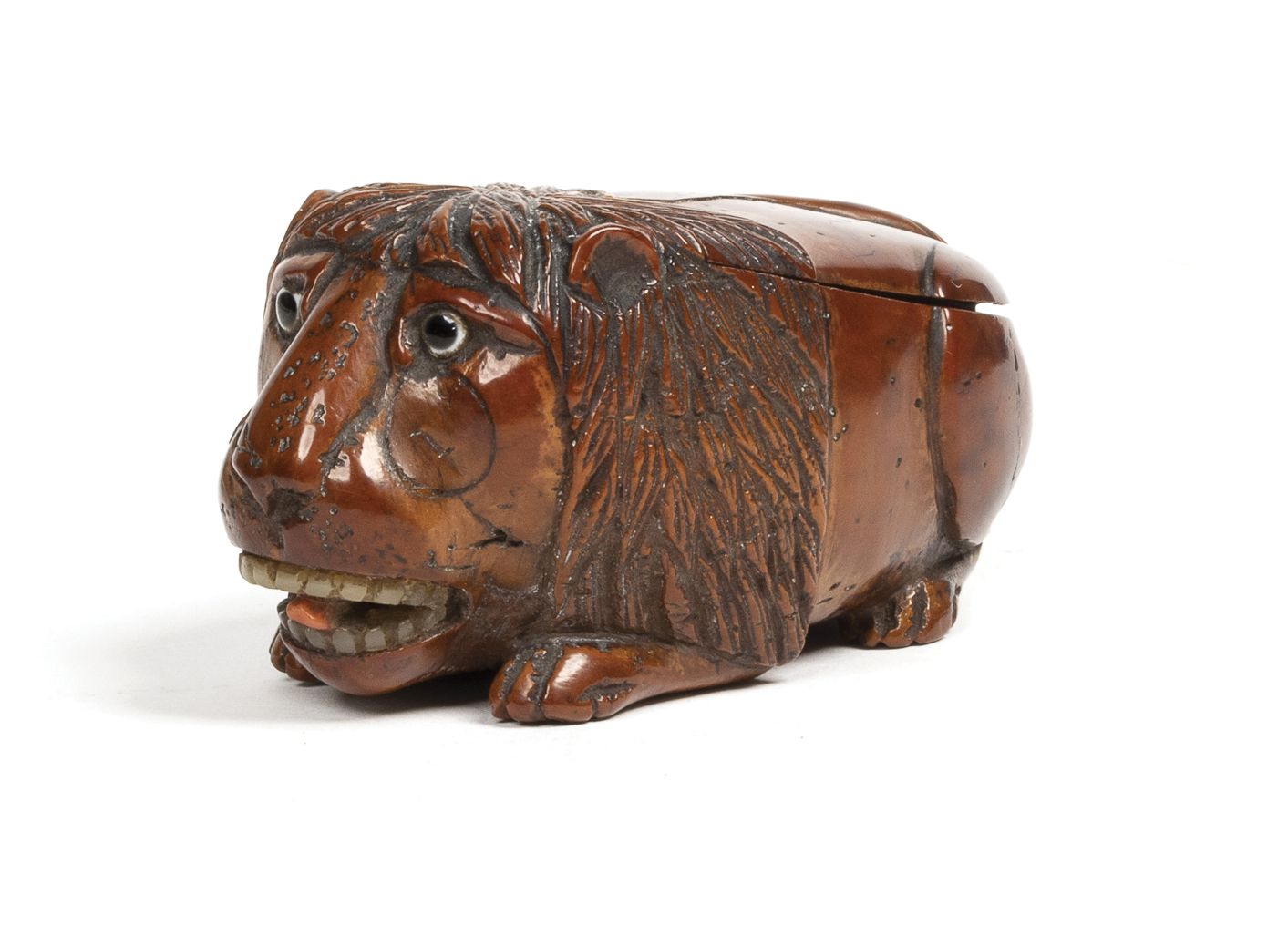 Null Tabatière en corozo sculpté en forme de lion allongé, les yeux, les dents e&hellip;