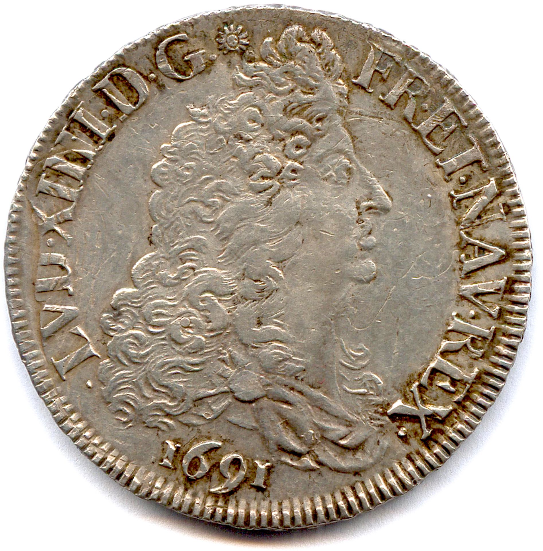 Null LUIGI XIV 1643-1715

Scudo con 8 L (1° tipo) 1691 9 = Rennes.

(27,43 g) Ga&hellip;