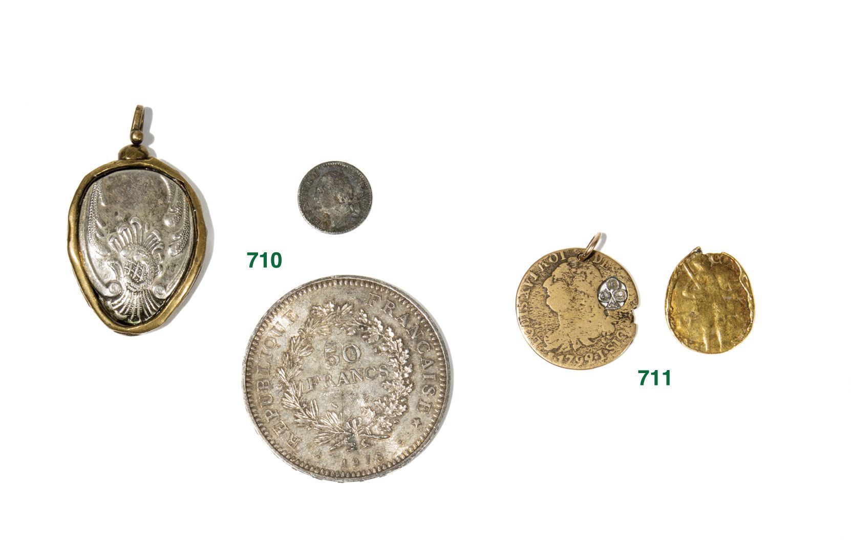 Null 拍品包括一枚6丹尼尔的路易十六1792年硬币，穿孔并装饰有铺有玫瑰式切割钻石的四叶草，以及一个黄铜和银吊坠。