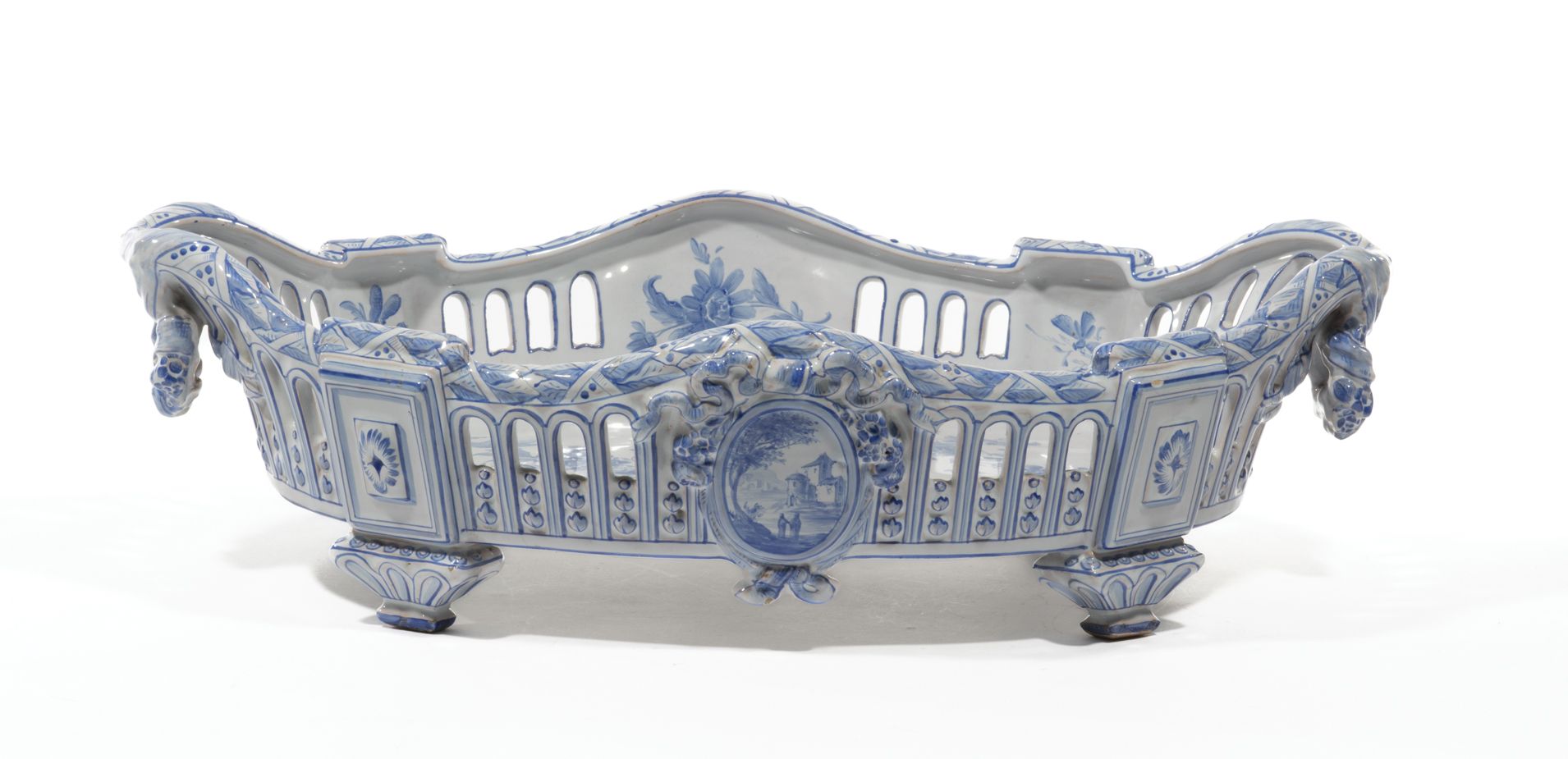 Null 埃米尔-加莱（1846-1904）和圣克莱蒙特工厂。

镂空陶器JARDINIERE，蓝色单色花卉和花环的装饰。在中心，椭圆形的奖章上装饰着风景，由丝&hellip;