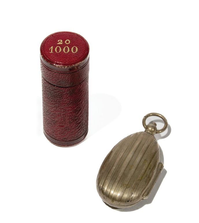 Null 拍卖品包括一个双隔间的LUXURY HOLDER和一个放置50个20法郎金币的金属和红色皮革ROLLER。