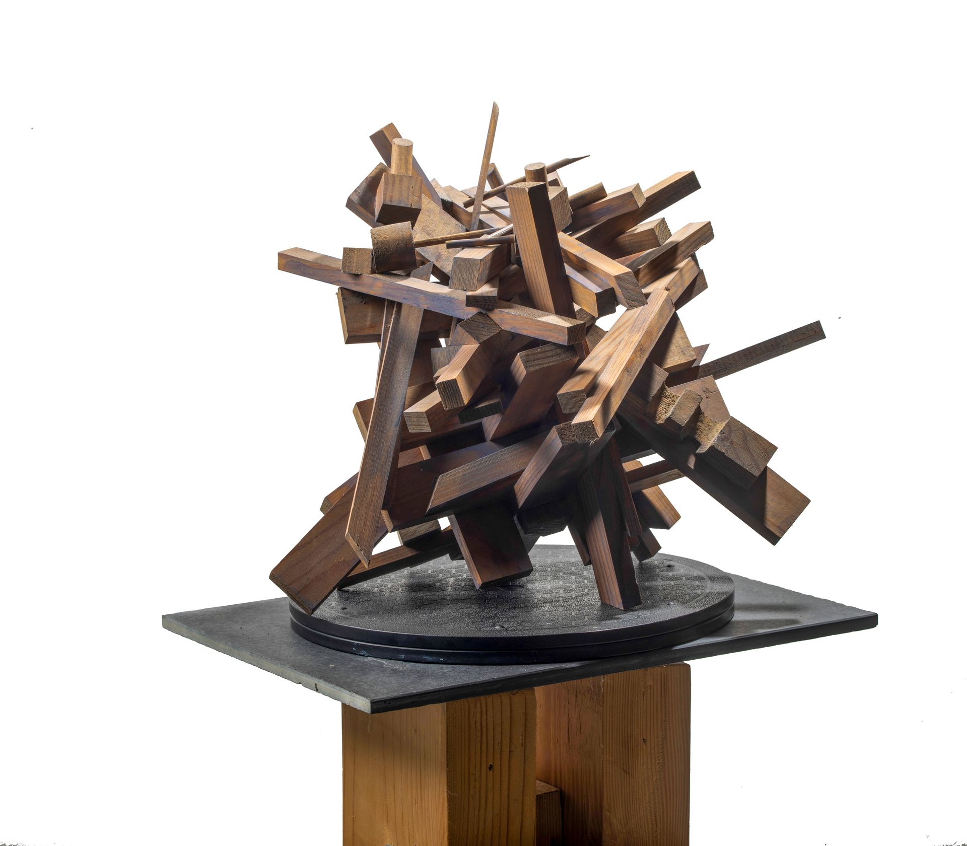 Null 米歇尔-法尔（1928-2009）。

"积累1"。

雕塑，切出的木头组装。

高度：33厘米。高度：33厘米 - 长度：31厘米。