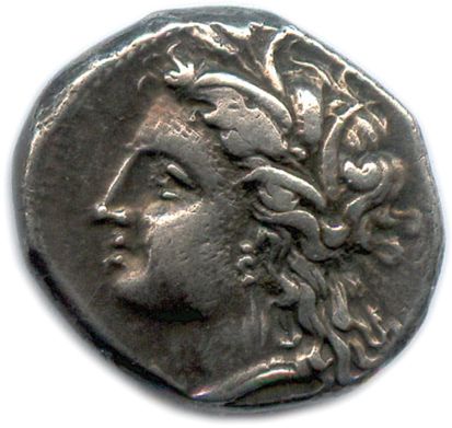 Null 卢卡尼娅 - 喻为300-280

左边是德墨忒尔的头像，长发，戴着耳朵的皇冠

带着玉米穗的皇冠和耳环。R/. 麦穗在它的茎上，一片叶子在左边。上面&hellip;