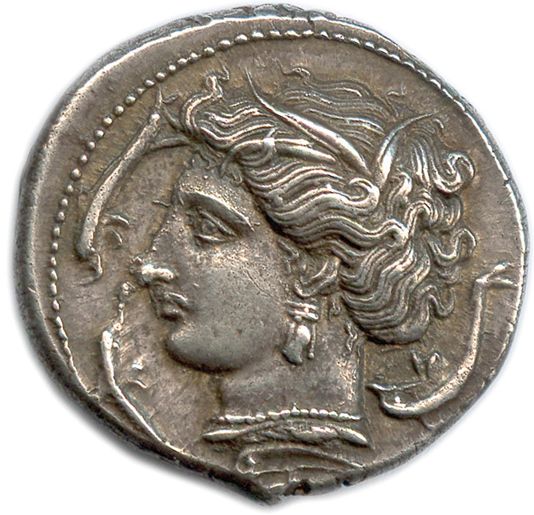 Null ZEUGITANE - CARTHAGE西西里岛的硬币320-300枚

左边是塔尼特的头像，戴着三重吊坠耳环和一条珍珠项链，头发上有玉米穗。围绕着边&hellip;