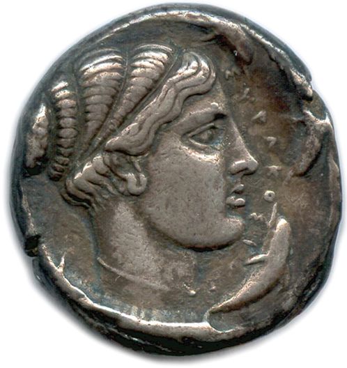Null 西西里岛 - 叙拉古斯第二民主 466-406

右边是仙女Arethusa的头像，她的头发被扬起并绑住。四条海豚围绕着和传说ΣYRAKOΣΙΟΝ。
&hellip;