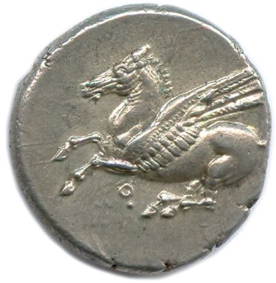 Null CORINTHE 第五期 386-307

飞马向左飞行。下面，Q. R/.雅典娜的头像

左边，戴着带月桂冠的科林斯头盔，上面有

颈部覆盖。脖子后&hellip;