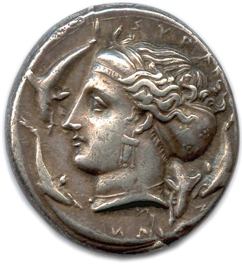 Null 西西里岛 - 叙拉古斯第二民主 466-406

左边是仙女Arethusa的头像，她的头发被一个星形的sphendon托在一个安倍数里。她戴着三层耳&hellip;