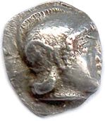Null 
MASSALIA奥里尔库房的类型 495-460年




雅典娜的头像在右边，戴着带纹章的头盔。 




R/. 空心四方形。




♦ Br&hellip;