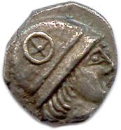 Null Massalia 450-425

一个战士的头（法凯城的创始英雄之一

Protis或Euxenes）戴着一个装饰有rouelle的头盔。 

R/&hellip;