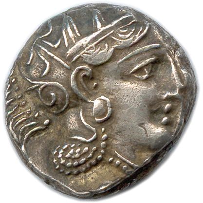 Null 阿提卡 - 雅典 353-294

雅典娜的头部在右边（眼睛在侧面），戴着头盔，头盔上有顶饰和三片月桂树叶的装饰。她戴着耳环和一条珍珠项链。R/. 猫&hellip;