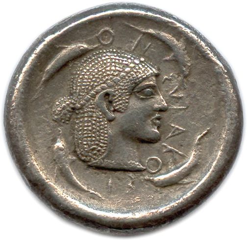 SICILY - SYRACUSE Gelon的统治 485-479年 
右边是仙女Arethusa的头像，她的头发被珠子串起来，在她的颈部形成一个尾巴，由珍珠&hellip;