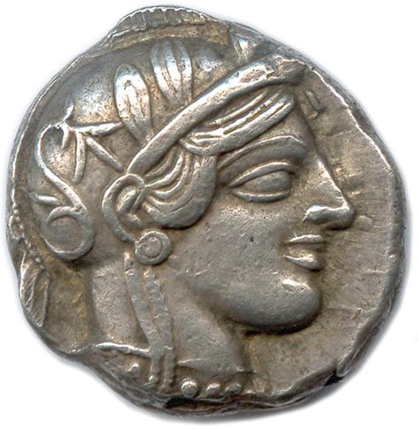 Null 阿提卡-雅典 470-465

雅典娜的头部在右边（眼睛在前面），戴着头盔，头盔上有顶盖和三片月桂叶的装饰。她戴着耳环和一条珍珠项链。R/.在一个空心&hellip;