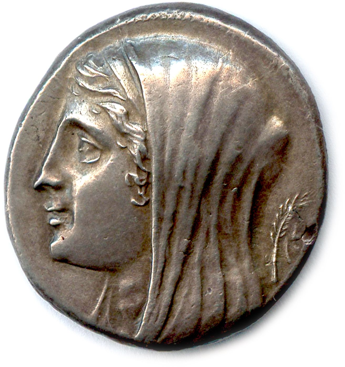 Null SICILY - SYRACUSE 希隆二世统治时期 275-215年

带面纱的菲利斯特女王的头像。脖子后面是一穗玉米。R/. Quadriga o&hellip;