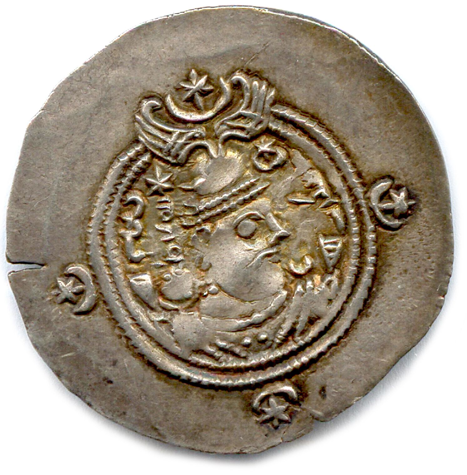 Null 萨珊王朝的波斯王国--乔斯罗斯二世591-628年

佩尔维传奇。他的大胡子半身像。R/.两个人物之间的火祭坛。

♦ Göbl 210

银德拉克马&hellip;
