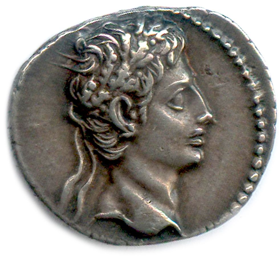 Null OCTAVIA AUGUST 27 BC - 14 AD.

His head laurel to the right. R/. CAESAR AVG&hellip;
