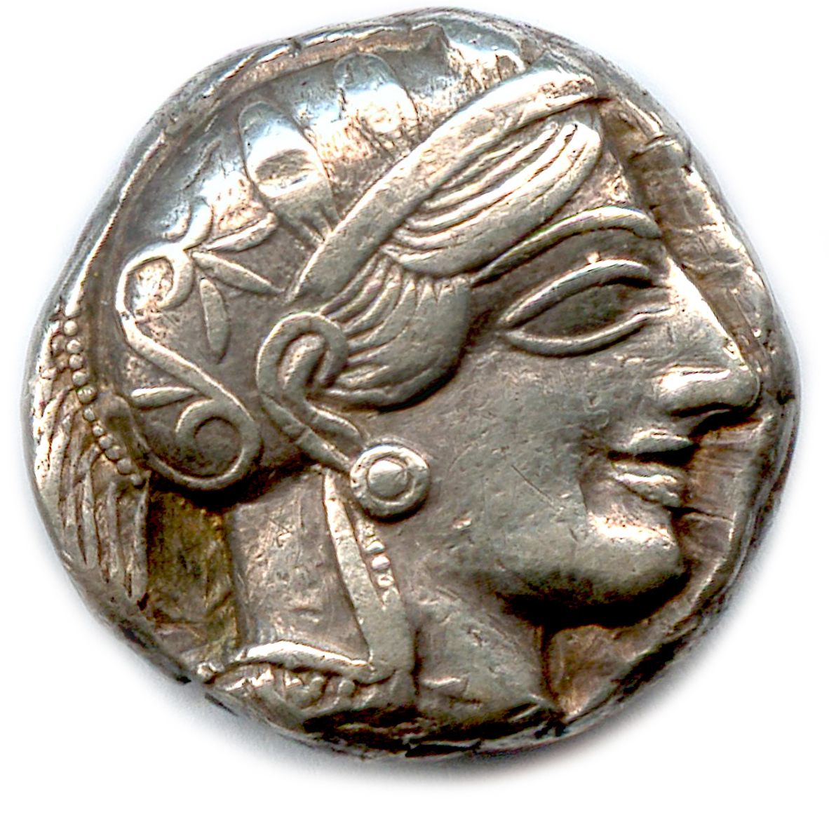 Null ATTIC - ATHENS 马拉松时期 480-449

雅典娜头像，戴着有顶饰的月桂冠头盔，右侧。

R/. 猫头鹰在右边，面向前方。在田野里，新&hellip;