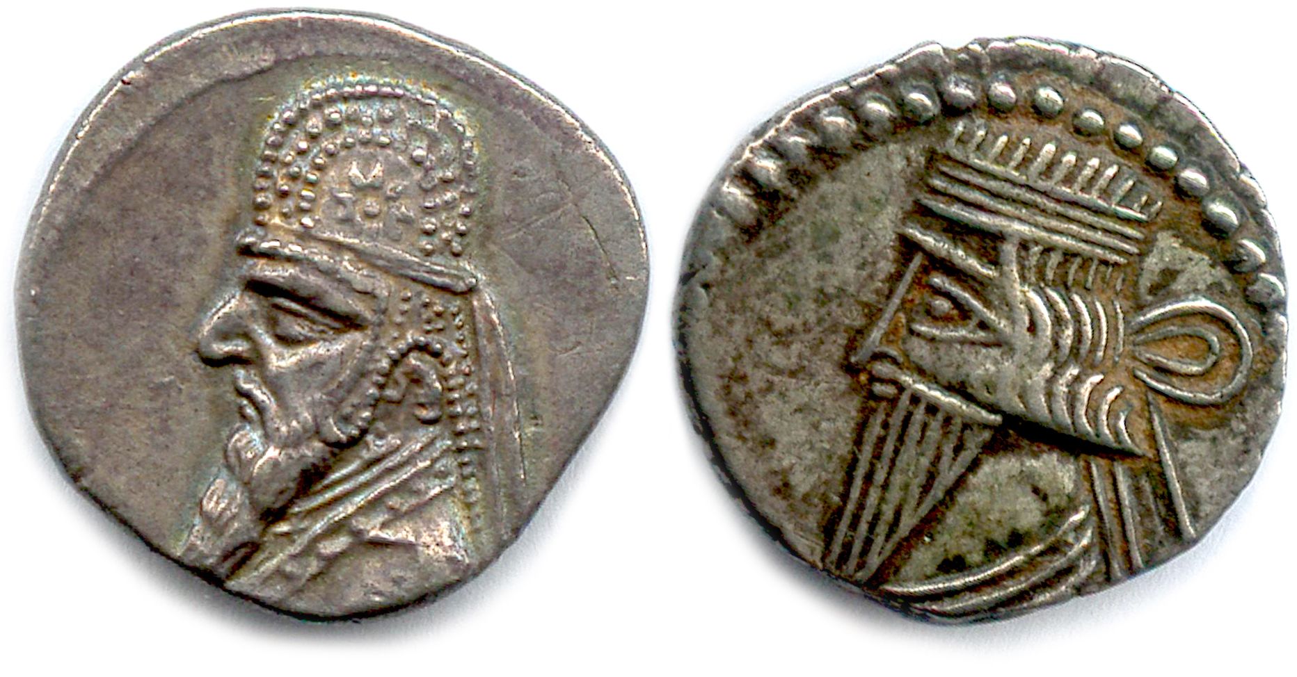 Null 帕提亚王国

两枚银质德拉克尔：米特拉达斯二世123-88和阿塔班二世88-77。 

非常好。