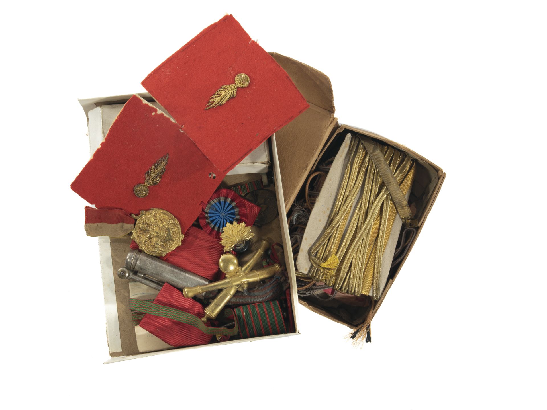 Null 1910-1914年的拍品包括：红布上的2个刺绣手榴弹，参谋部，小的黄金Kepi辫子，制服纽扣，X球鎏金铜质奖章，各种徽章，装饰带。(2盒)。