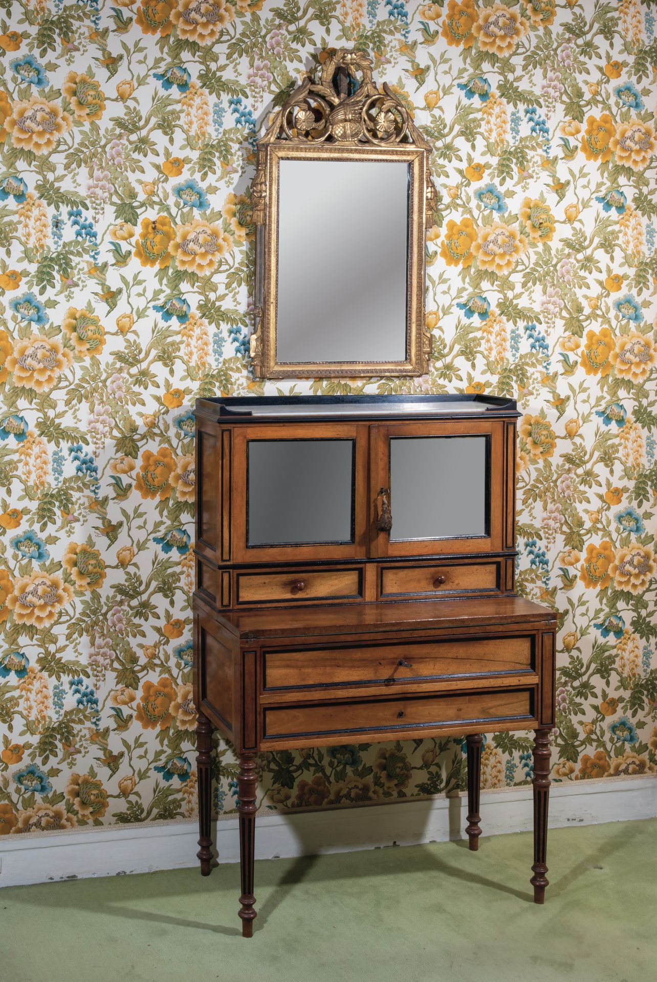Null Giebelspiegel aus stuckiertem und vergoldetem Holz mit Dekor aus Voluten, B&hellip;