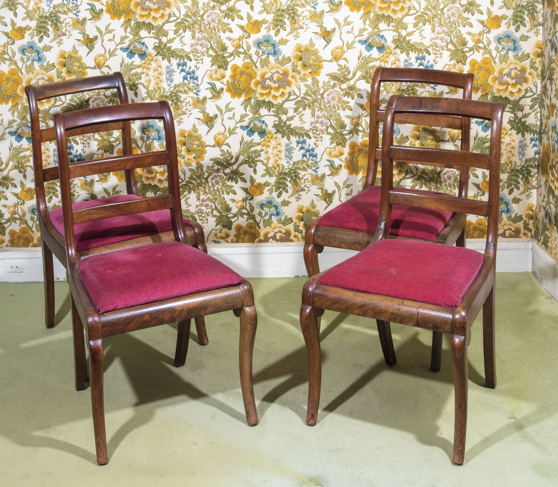 Null Suite aus vier Stühlen aus Naturholz mit umgekehrter Rückenlehne mit Stäben&hellip;
