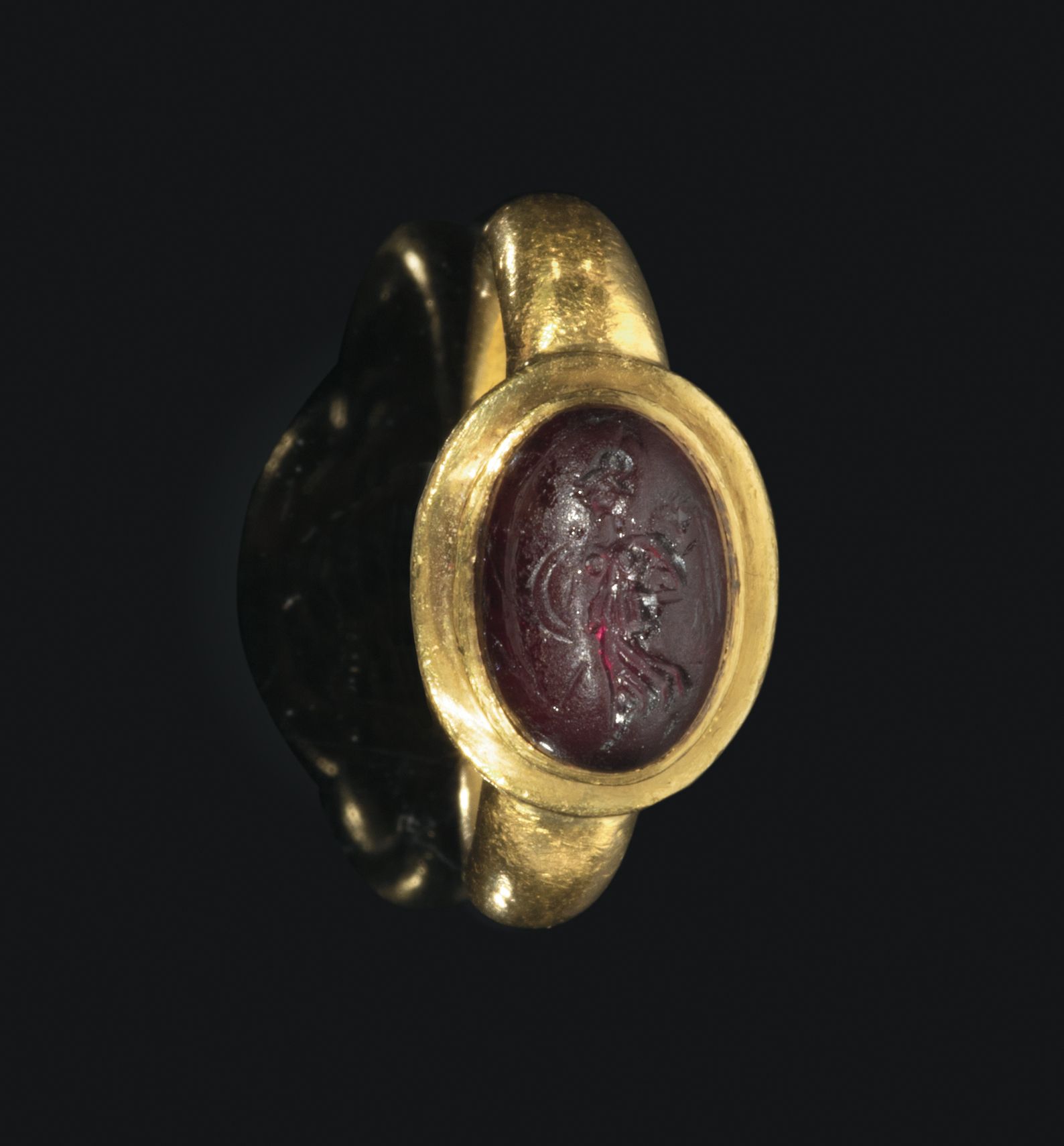 Null 镶嵌凸圆形石榴石的黄金戒指，表现了一位手持手掌的女性神灵（Minerva）。
罗马艺术，公元2-3世纪，为凹版画。
凹版的尺寸：11 x 8毫米。
手&hellip;