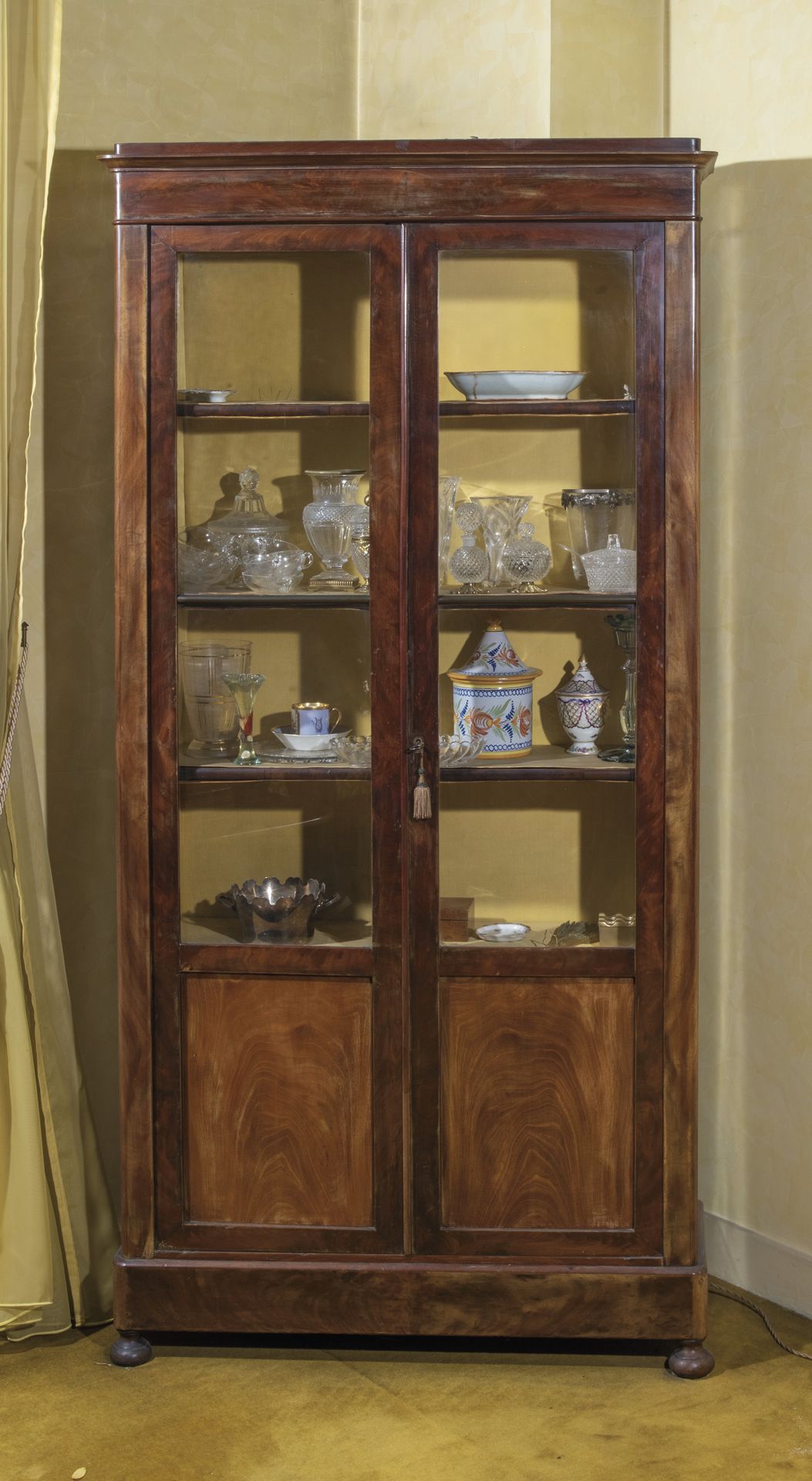 Null Library cabinet with two glass doors in mahogany veneer. Straight uprights.&hellip;
