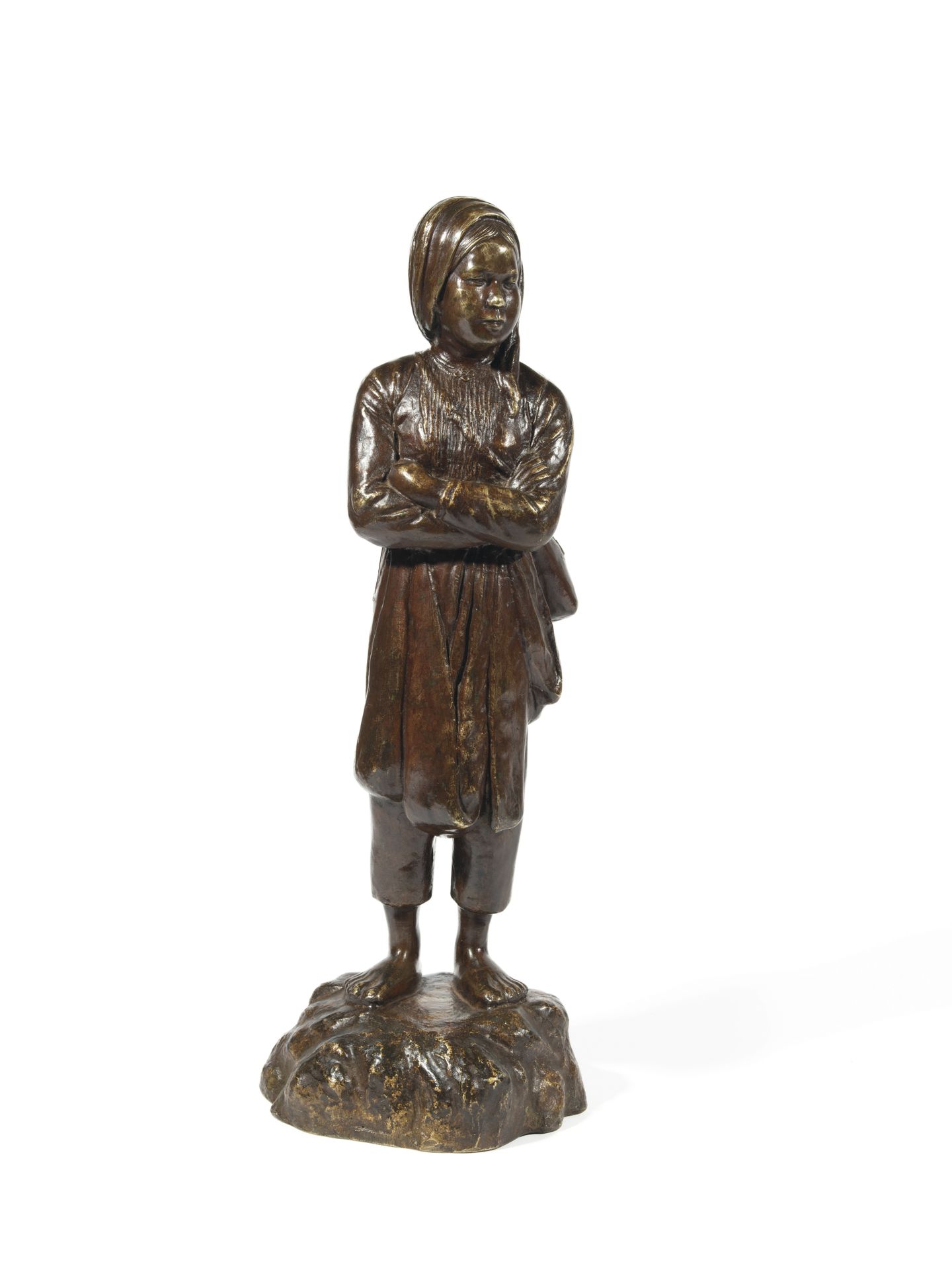 Null 一件棕色的铜质雕塑，一个站立的女人，双手交叉。
高度：40厘米。