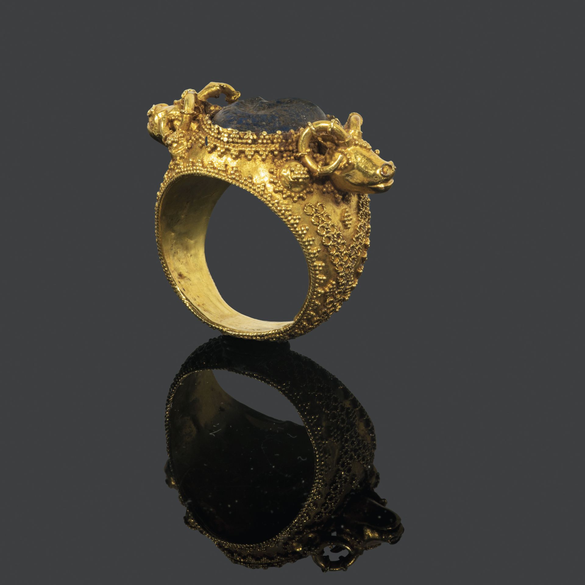 Null Gran anillo de oro amarillo con dos cabezas de cápridos en altorrelieve, co&hellip;