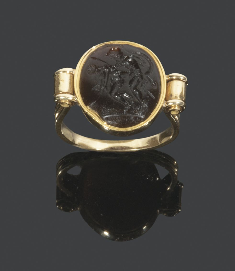 Null Ring aus 750°/°° Gelbgold, verziert mit einem Achat-Intaglio, das einen beh&hellip;