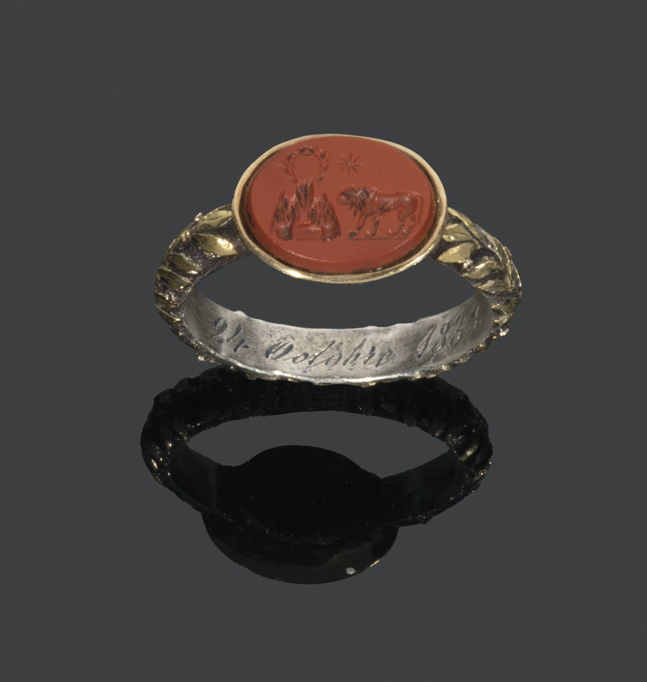Null Silver ring with relief decoration of foliage. The oval intaglio in red jas&hellip;