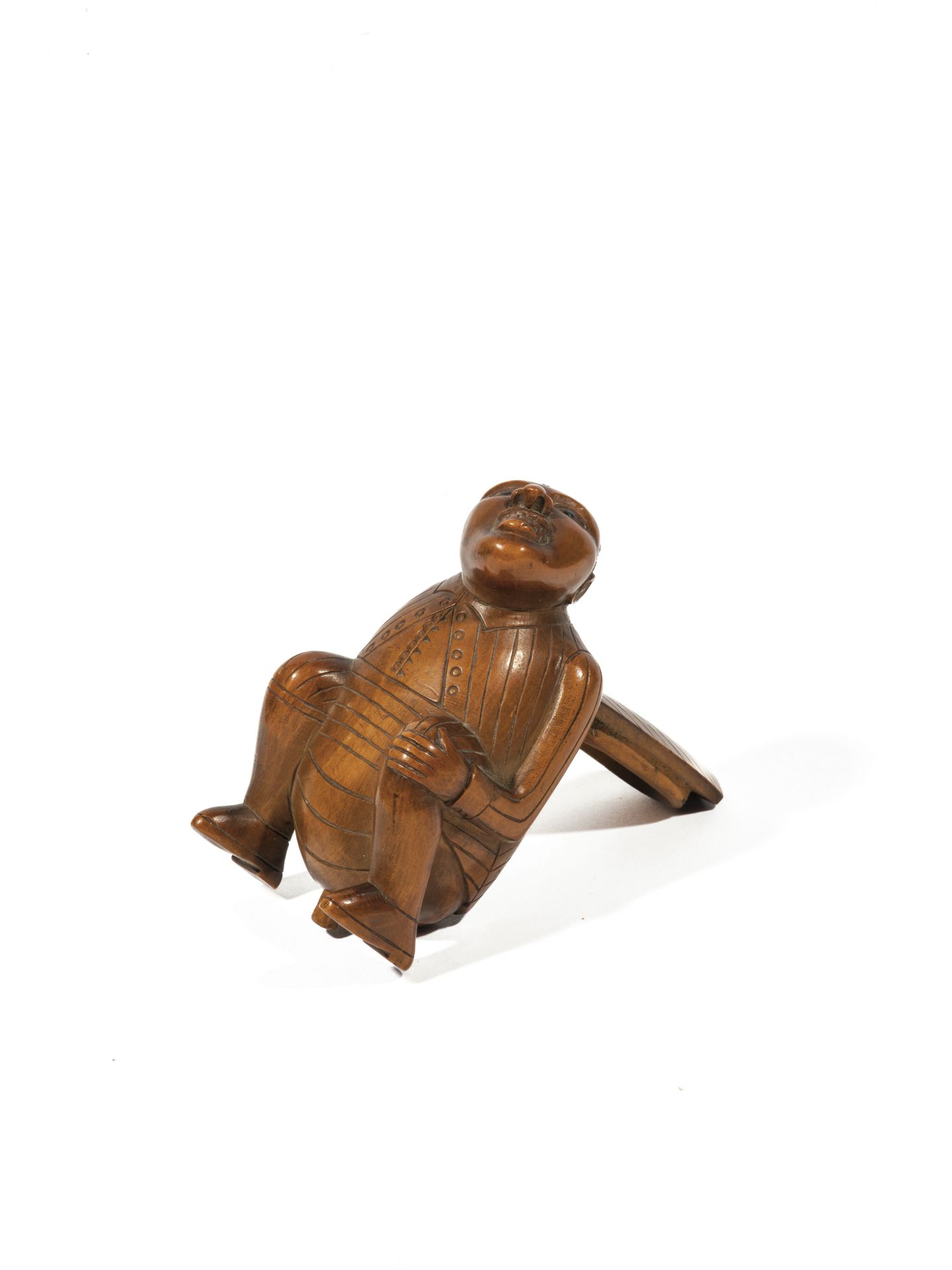 Null 雕刻的科罗索坚果鼻烟盒表现了一个蹲着的怪人在解手。
后面有铰链开口。
19世纪的作品。 
高度：7,8厘米。