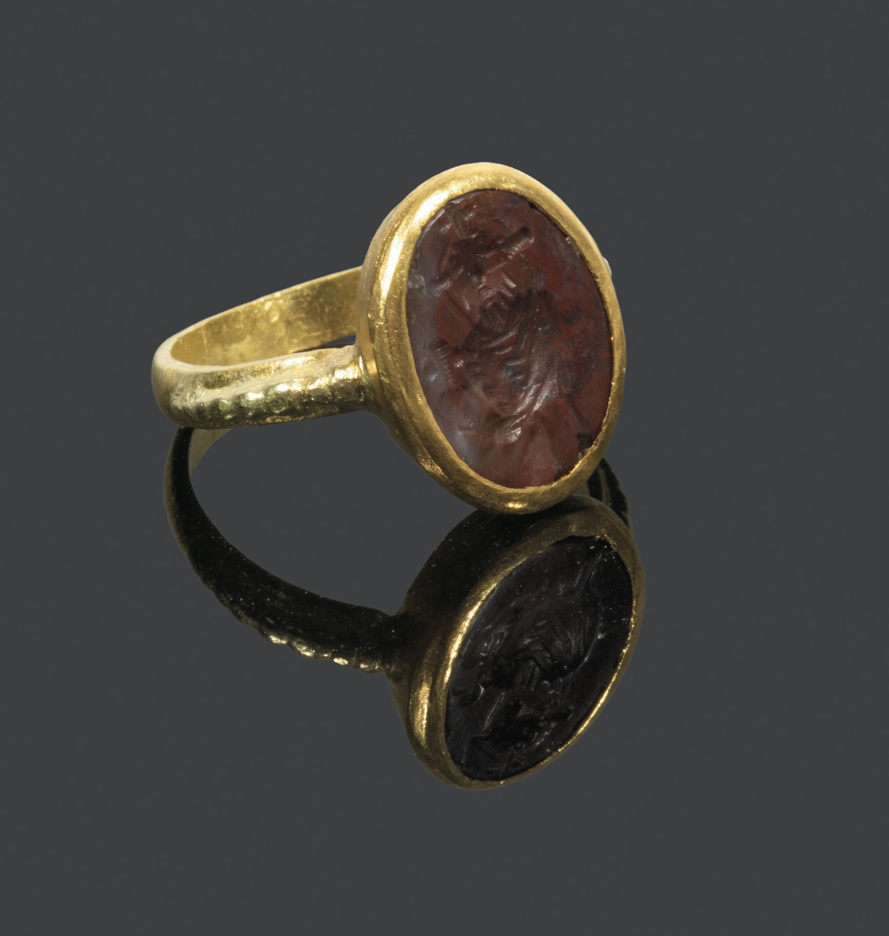 Null Ring aus 750°/°° Gelbgold mit einem Intaglio aus rotem Jaspis, das einen ni&hellip;
