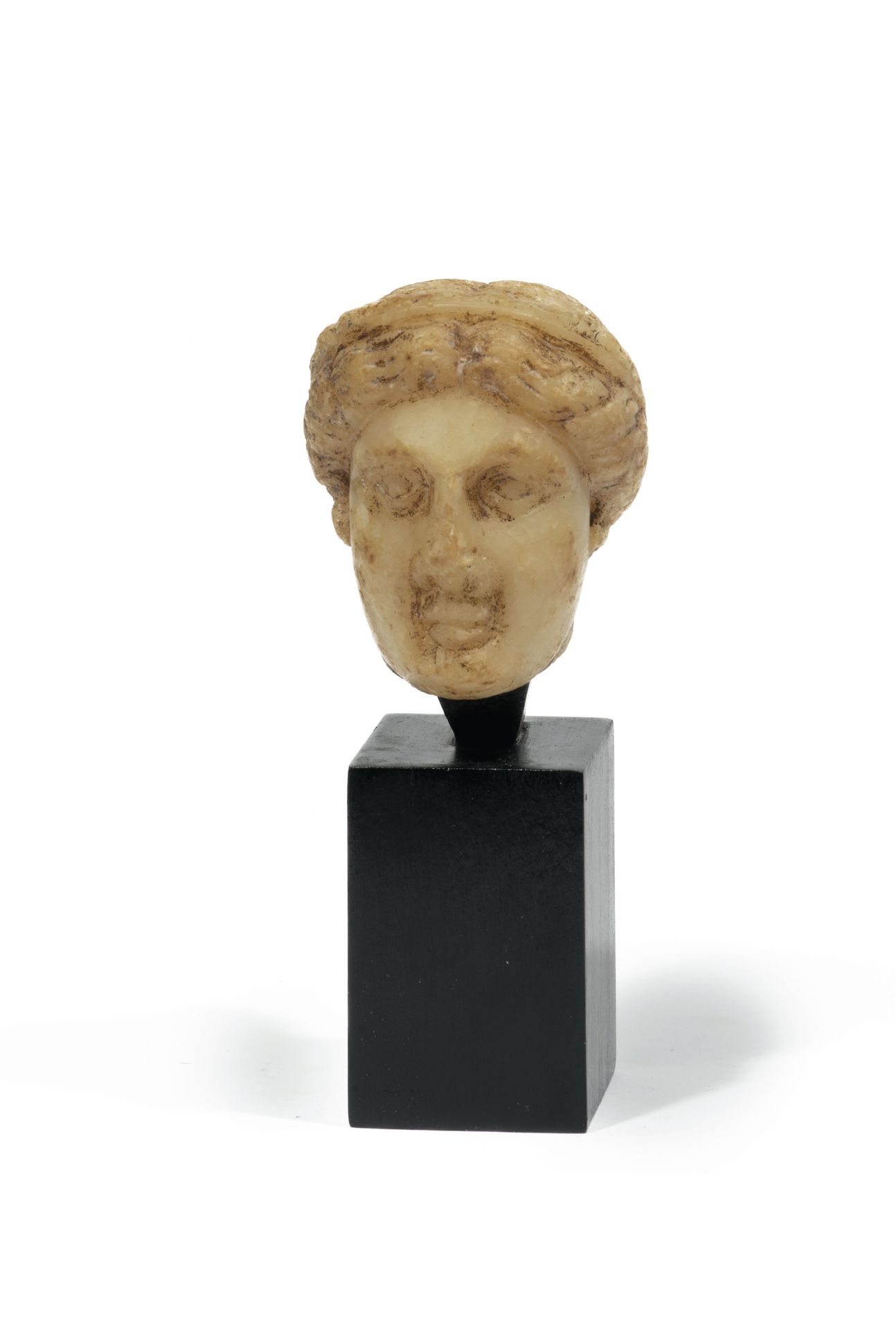 Null 白色大理石的维纳斯头像，头发绑在头骨后面。
罗马艺术，3世纪。 
高度：6厘米（不含底座）。