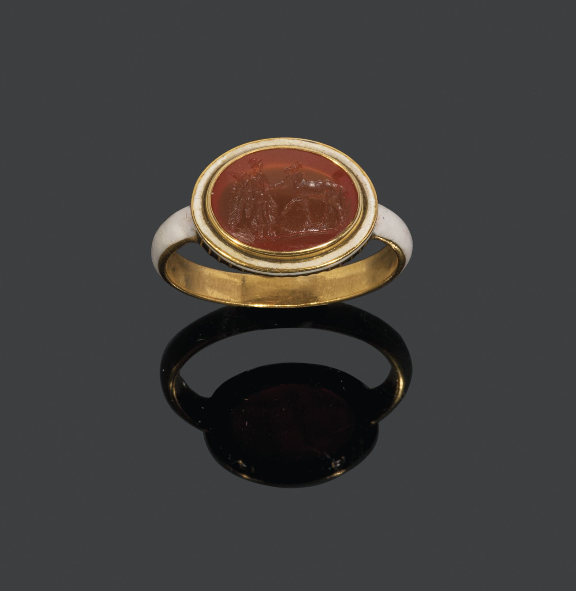 Null 一枚黄金和白色及黑色珐琅的戒指，镶嵌着红玉髓凹版，表现了一个站立的战士，在基线上手持长矛和马的缰绳。 
凹版画是18世纪末的作品。
凹版的尺寸：14 &hellip;