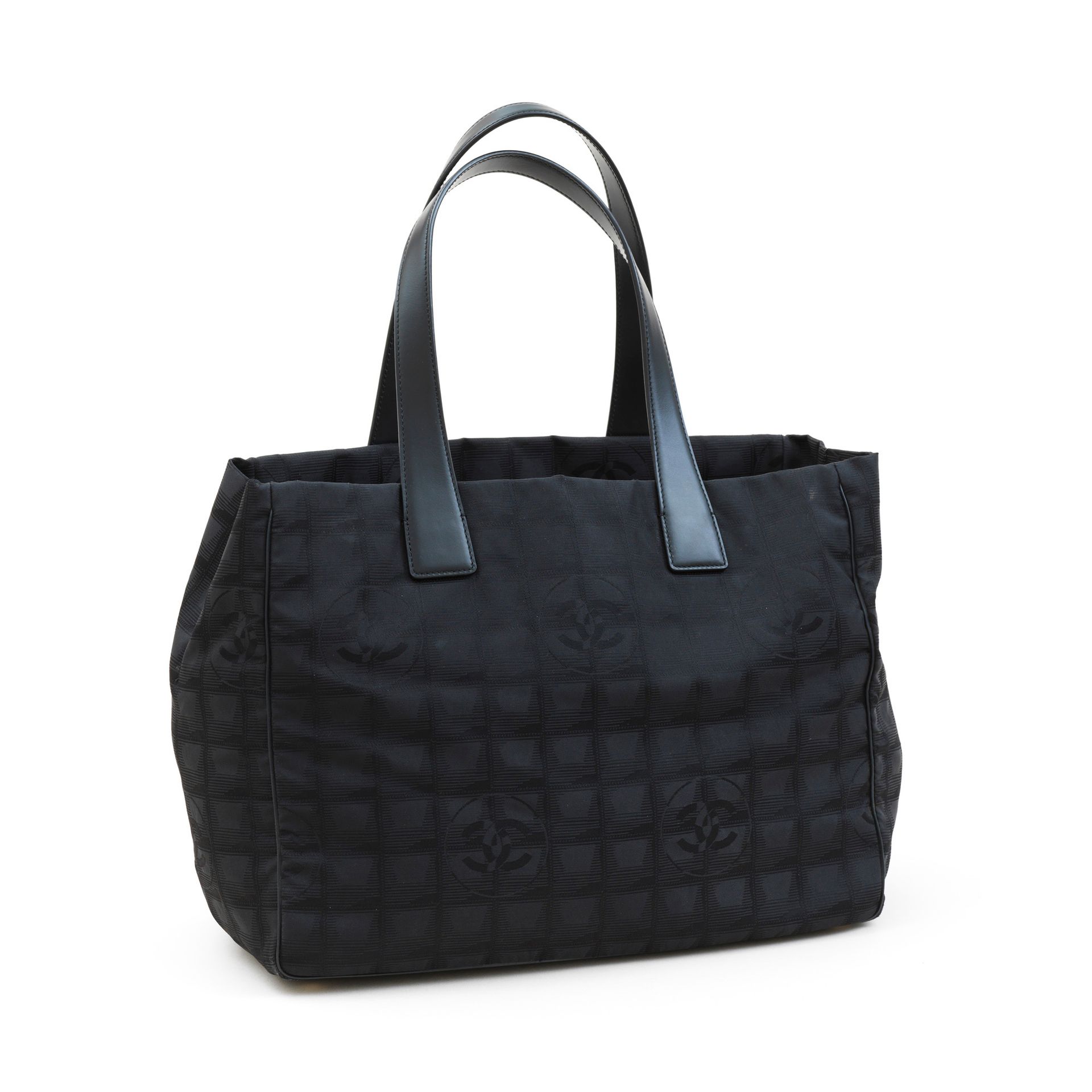 Chanel 香奈儿 - 黑色大马士革尼龙购物袋，有绗缝和品牌标志 - 黑色尼龙内侧有两个拉链袋 - 黑色皮革双手柄 - 有认证号 - 尺寸：34x26x14.&hellip;