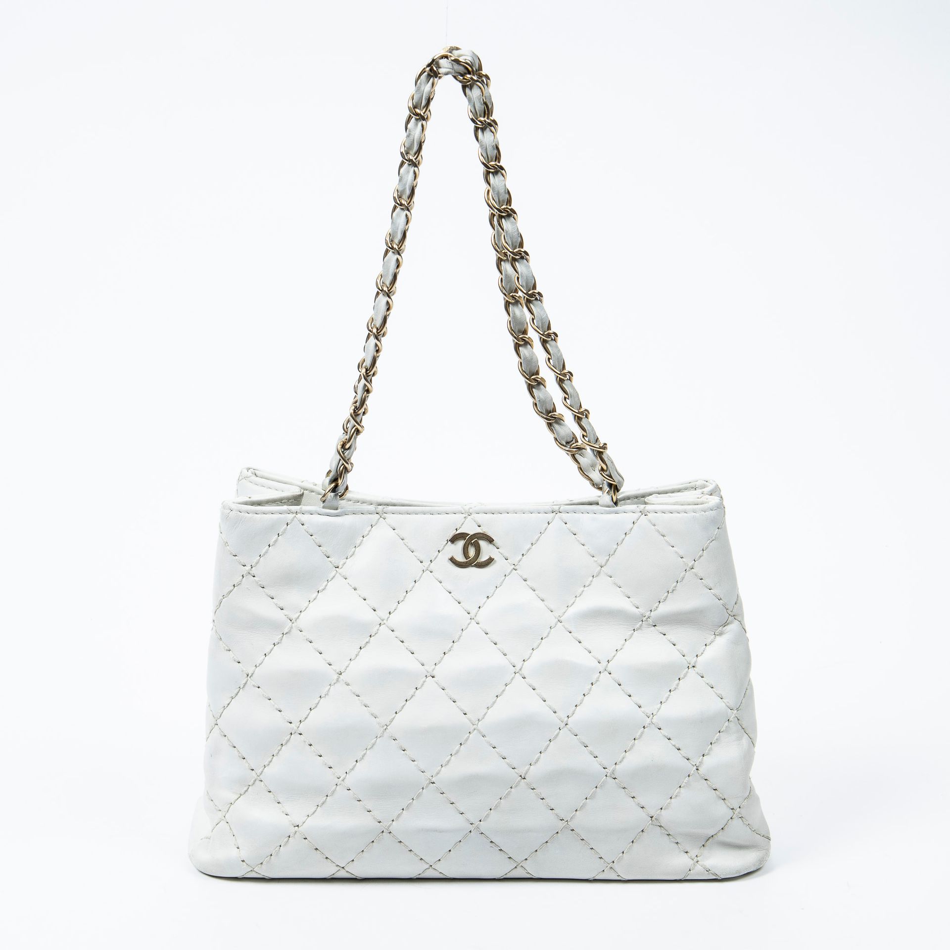 Chanel 香奈儿 - 白色绗缝小羊皮手提包 - 白色面料内衬 - 磁扣开合 - 金色缎面金属装饰 - 尺寸：33x21x9.5厘米 - 二手状态