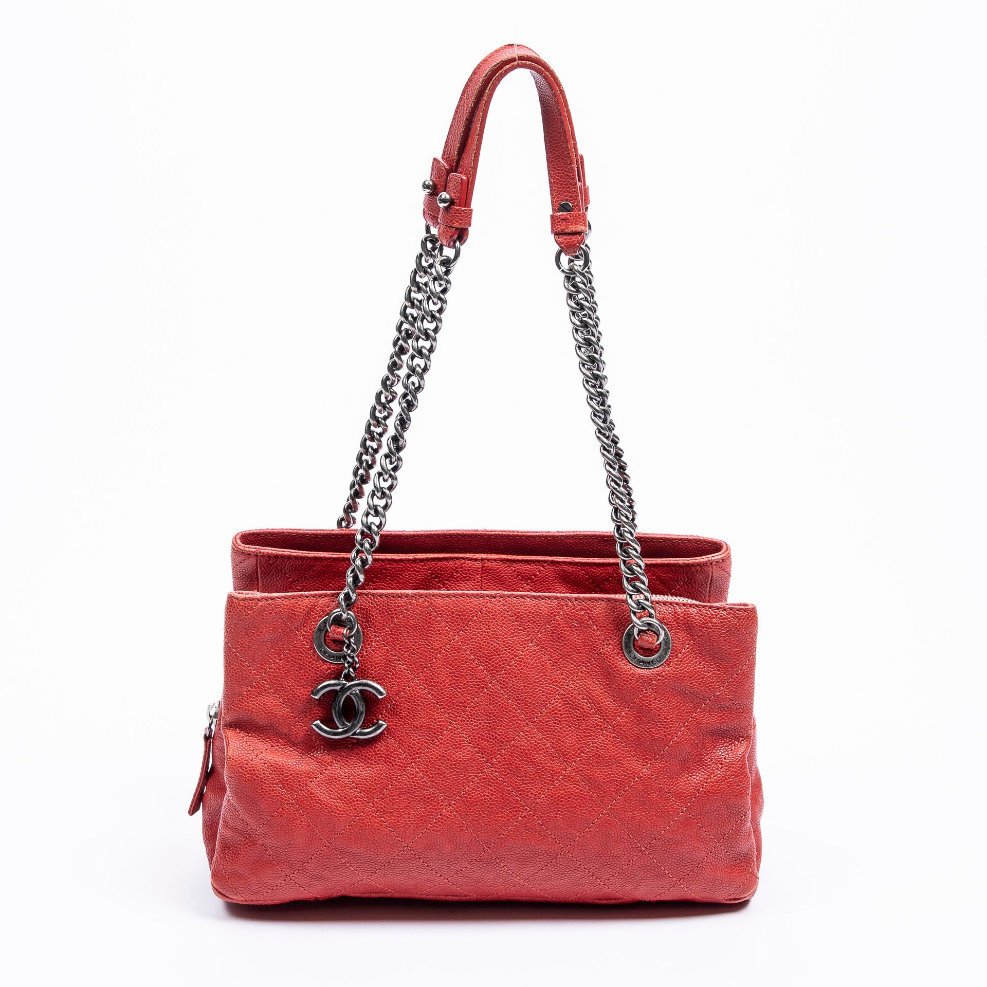 Chanel CHANEL - Small tote bag in red caviar calfskin - Beige fabric inside - Bl&hellip;