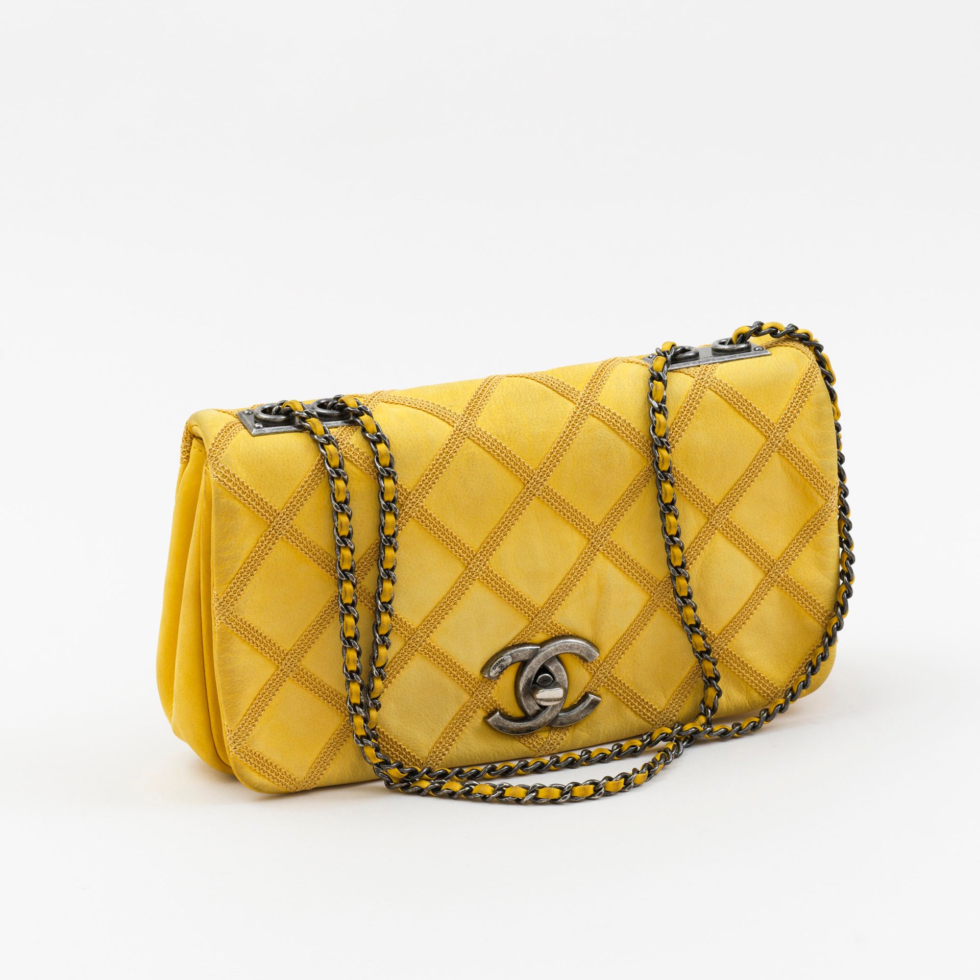 Chanel CHANEL - Yellow nubuck style leather flap bag - Grey fabric inside - Swiv&hellip;