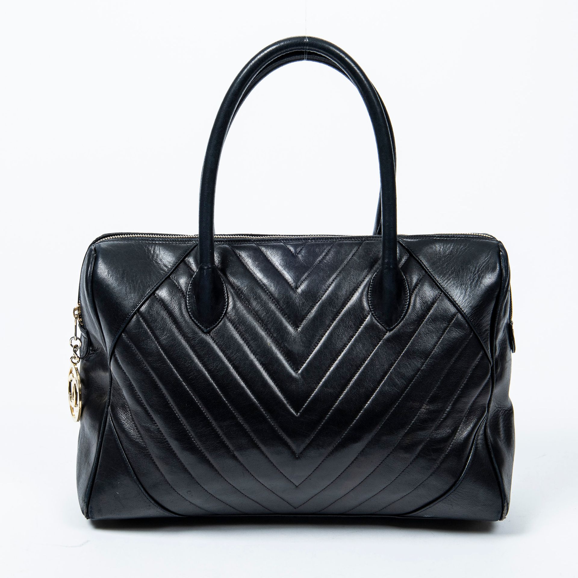 Chanel 香奈儿 - 黑色小羊皮手袋，长方形，人字形图案 - 黑色乙烯基内衬 - 拉链开合 - 两个手柄 - 镀金金属装饰 - 有真品编号 - 尺寸：35x&hellip;