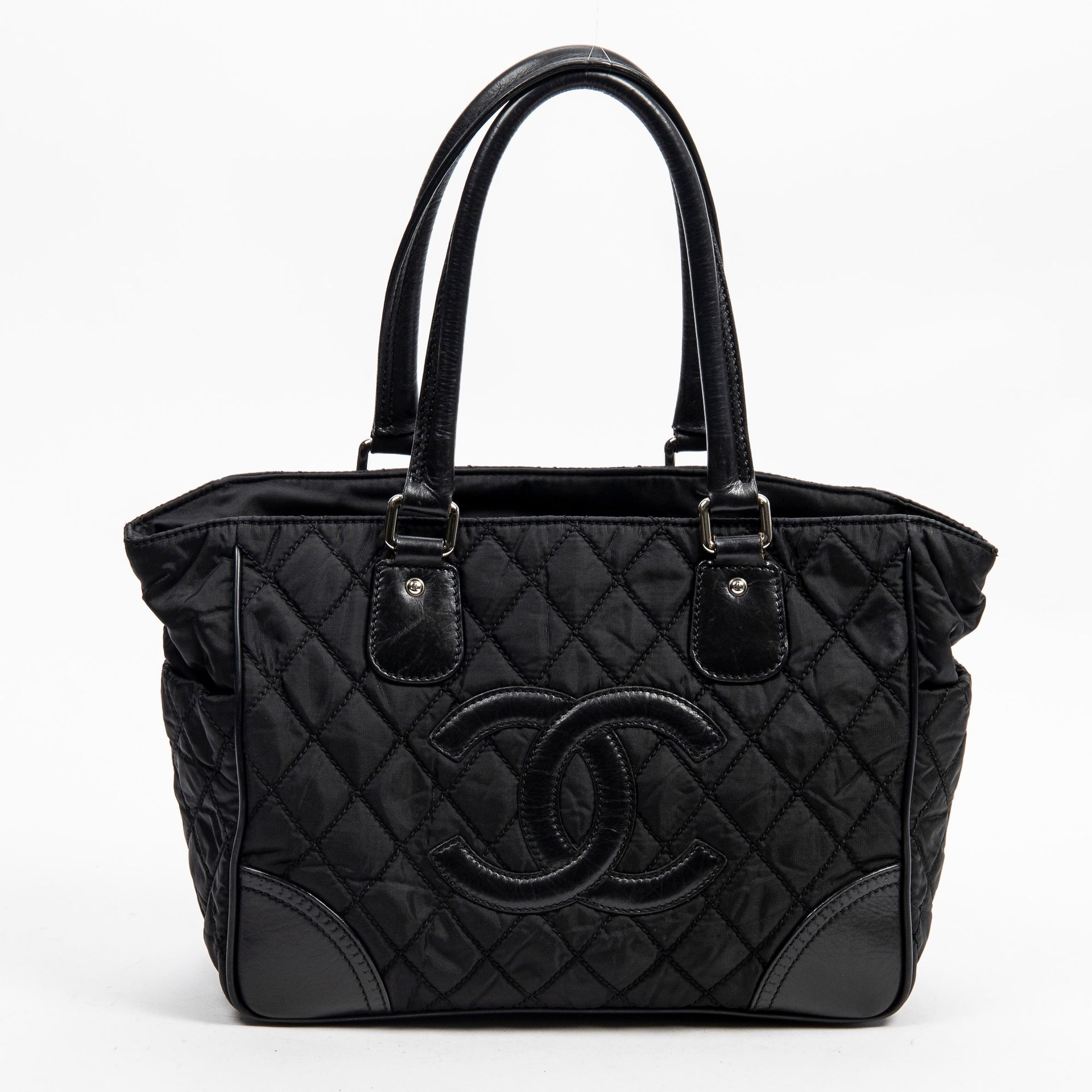 Chanel 香奈儿 - 拼接尼龙和黑色皮革购物袋 - 黑色棉布内衬 - 拉链封口 - 两个手柄 - 镀铬金属处理 - 有真品编号 - 尺寸：33,5x25x1&hellip;