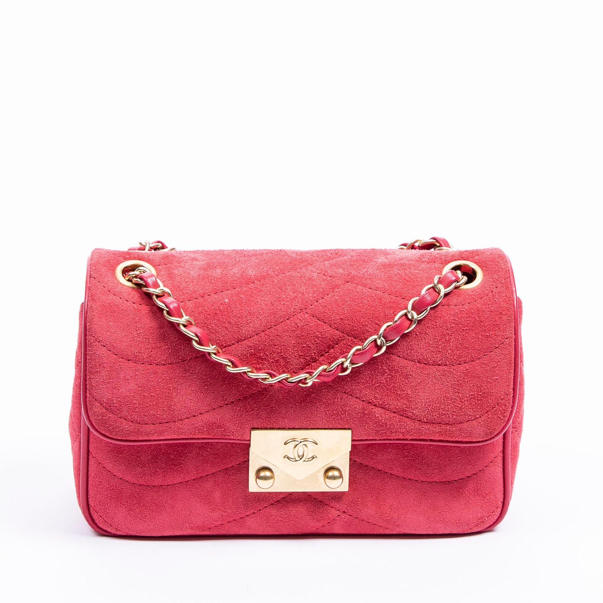 Chanel 香奈儿 - 天鹅绒和紫红色小羊皮的盒子大小的包 - 粉红色小羊皮内衬 - 链式肩带，可手提、肩背或斜挎 - 金色金属首饰 - 有卡片和真品编号 -&hellip;
