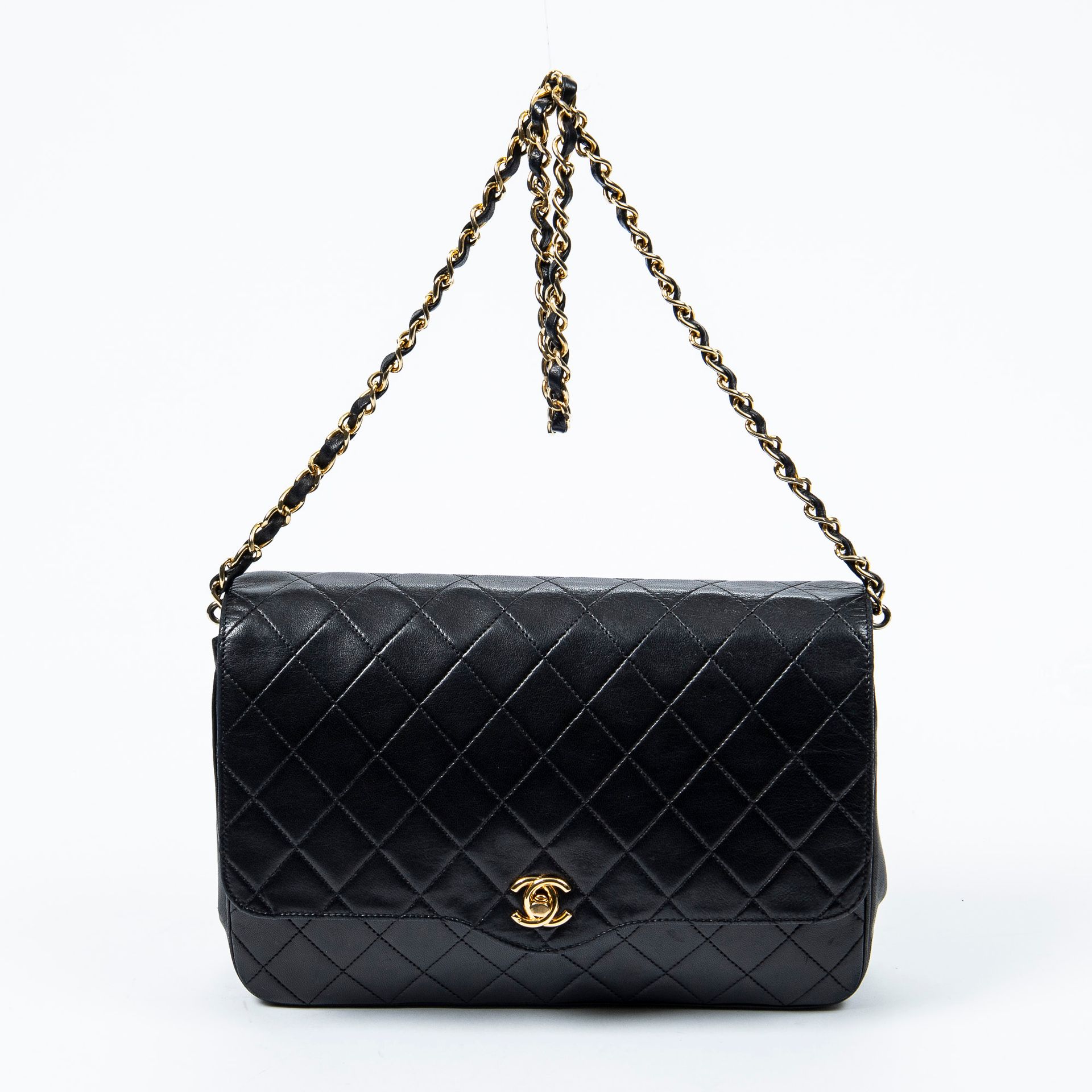 Chanel 香奈儿 - 黑色绗缝小羊皮翻盖包 - 内有两个红色织物袋口 - 镀金金属链用于肩背 - 尺寸：25x16x5厘米 - 状态良好